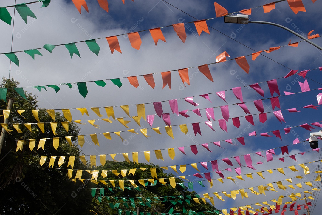 A imagem mostra bandeirinhas de Festa Junina, um elemento decorativo tradicional das celebrações juninas no Brasil.