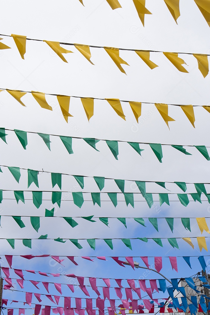 A imagem mostra bandeirinhas de Festa Junina, um elemento decorativo tradicional das celebrações juninas no Brasil.