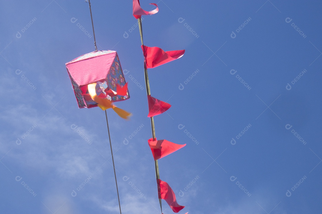 A imagem mostra bandeirinhas de Festa Junina, um elemento decorativo tradicional das celebrações juninas no Brasil.