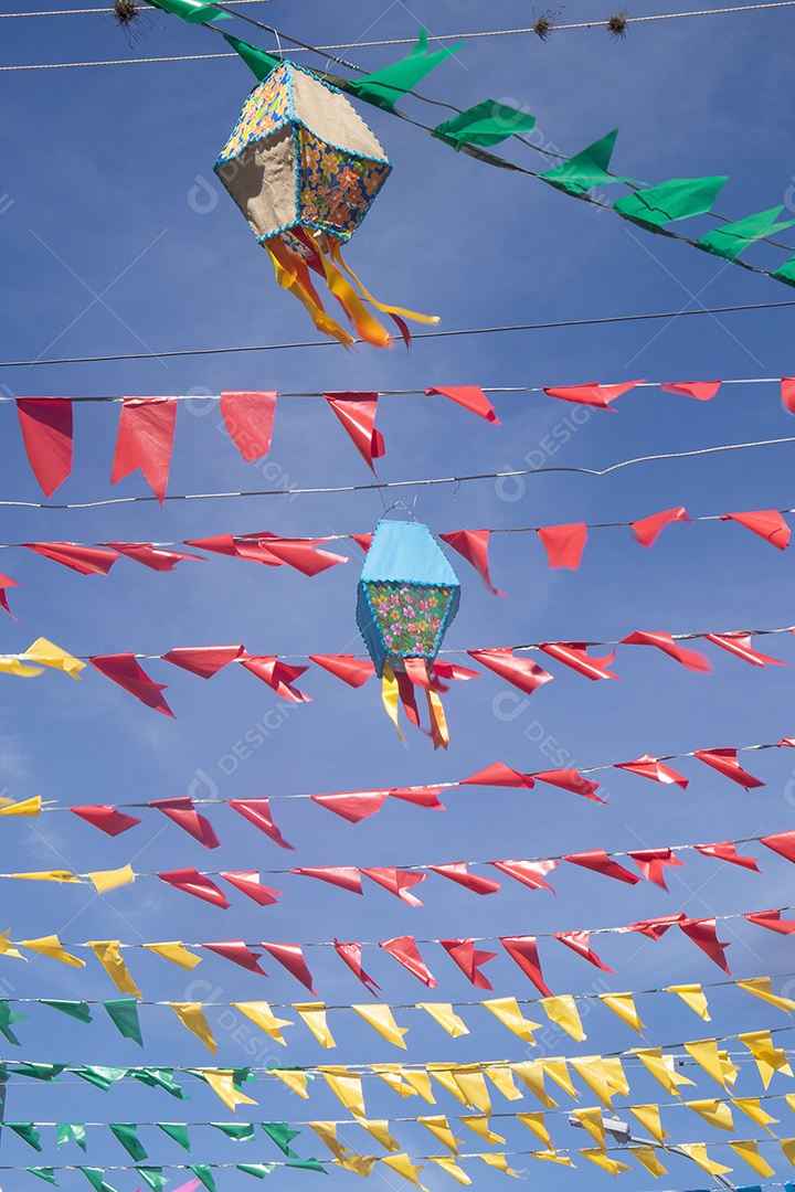 A imagem mostra bandeirinhas de Festa Junina, um elemento decorativo tradicional das celebrações juninas no Brasil.