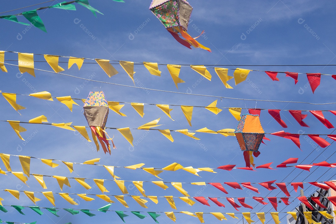 A imagem mostra bandeirinhas de Festa Junina, um elemento decorativo tradicional das celebrações juninas no Brasil.