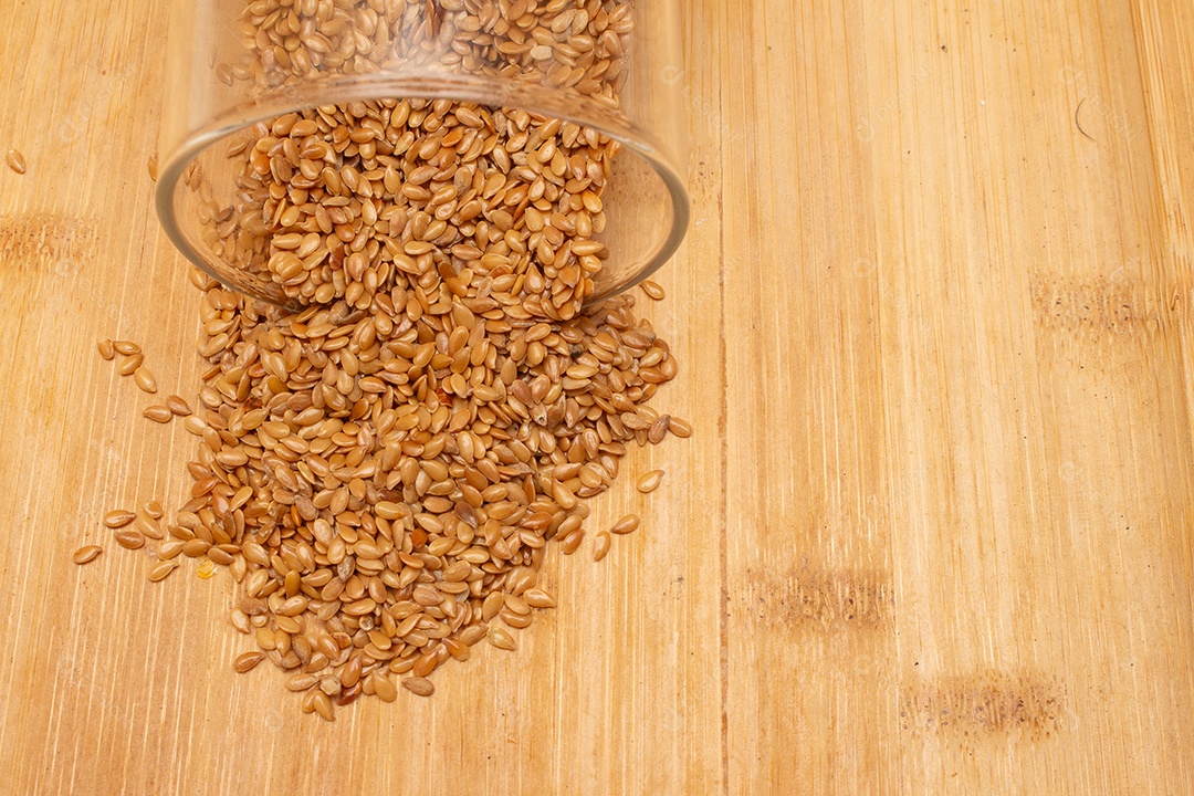 A imagem mostra sementes de linhaça