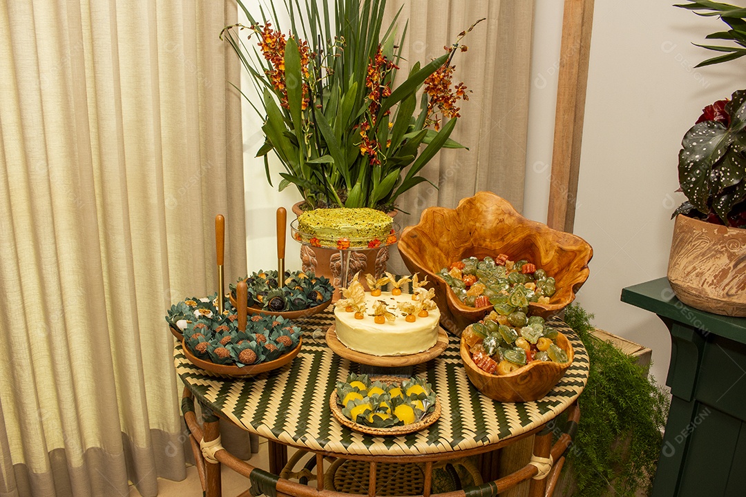 Alimentos saborosos em uma mesa de uma festa