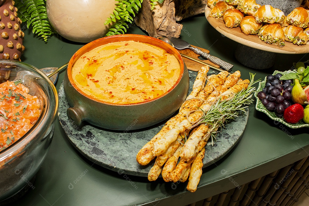 Alimentos saborosos em uma mesa de uma festa