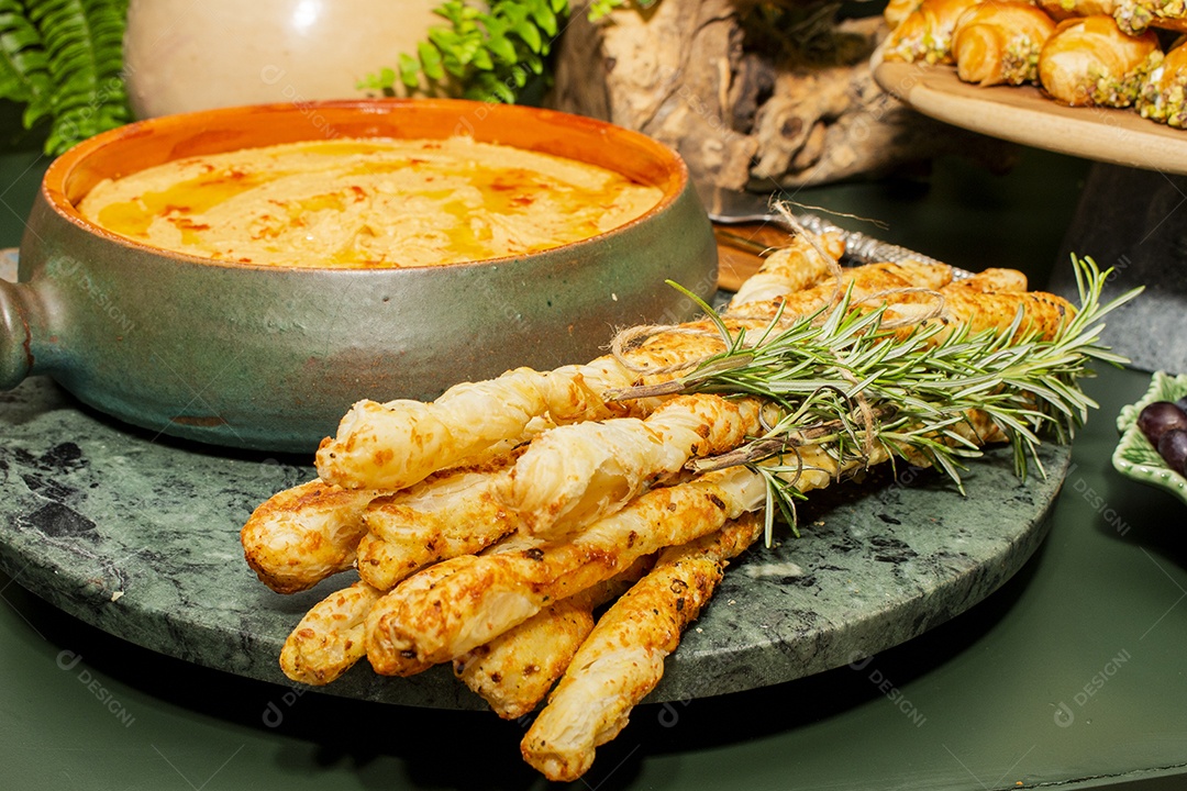 Alimentos saborosos em uma mesa de uma festa