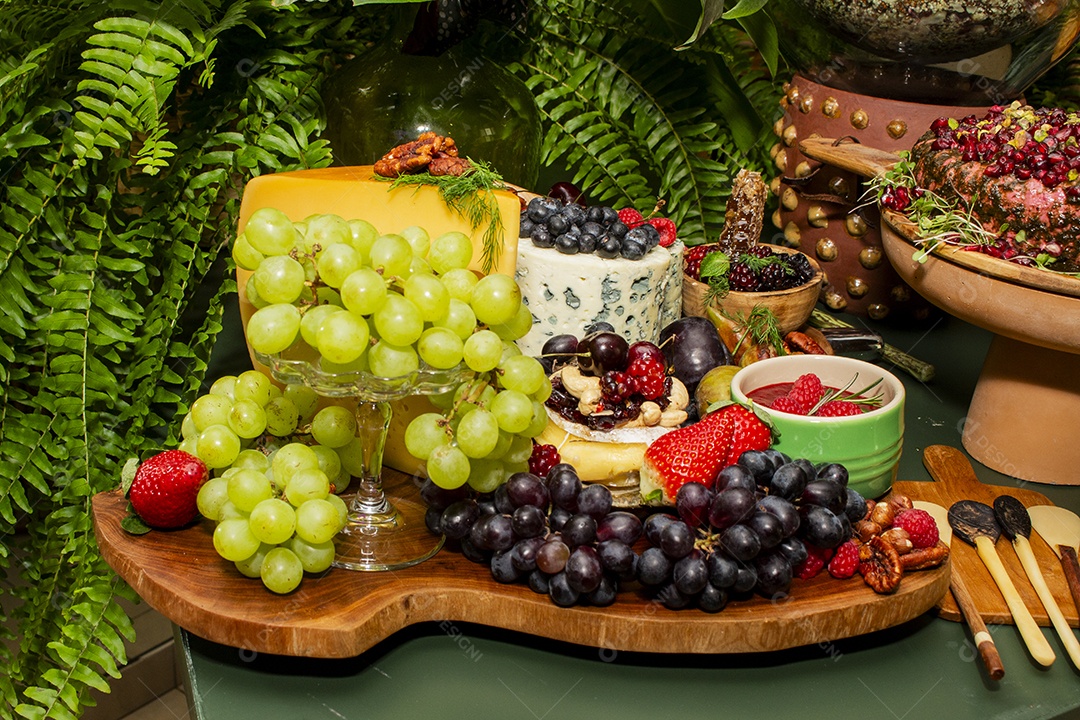 Alimentos saborosos em uma mesa de uma festa