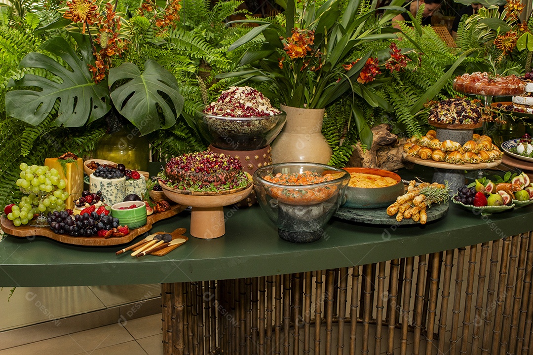 Alimentos saborosos em uma mesa de uma festa