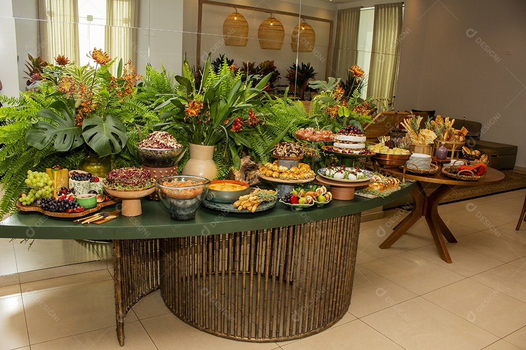 Alimentos saborosos em uma mesa de uma festa