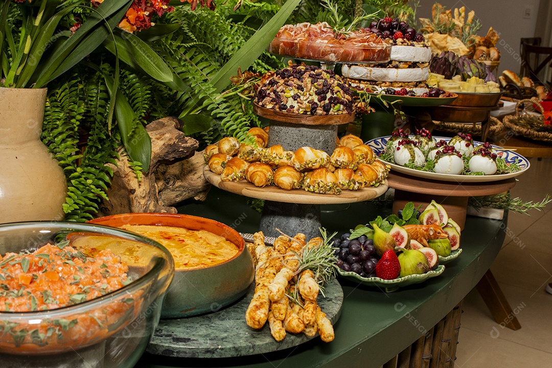 Alimentos saborosos em uma mesa de uma festa