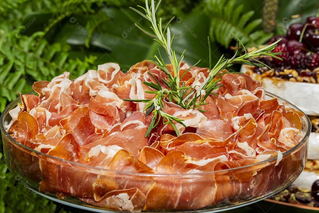 Alimentos saborosos em uma mesa de uma festa