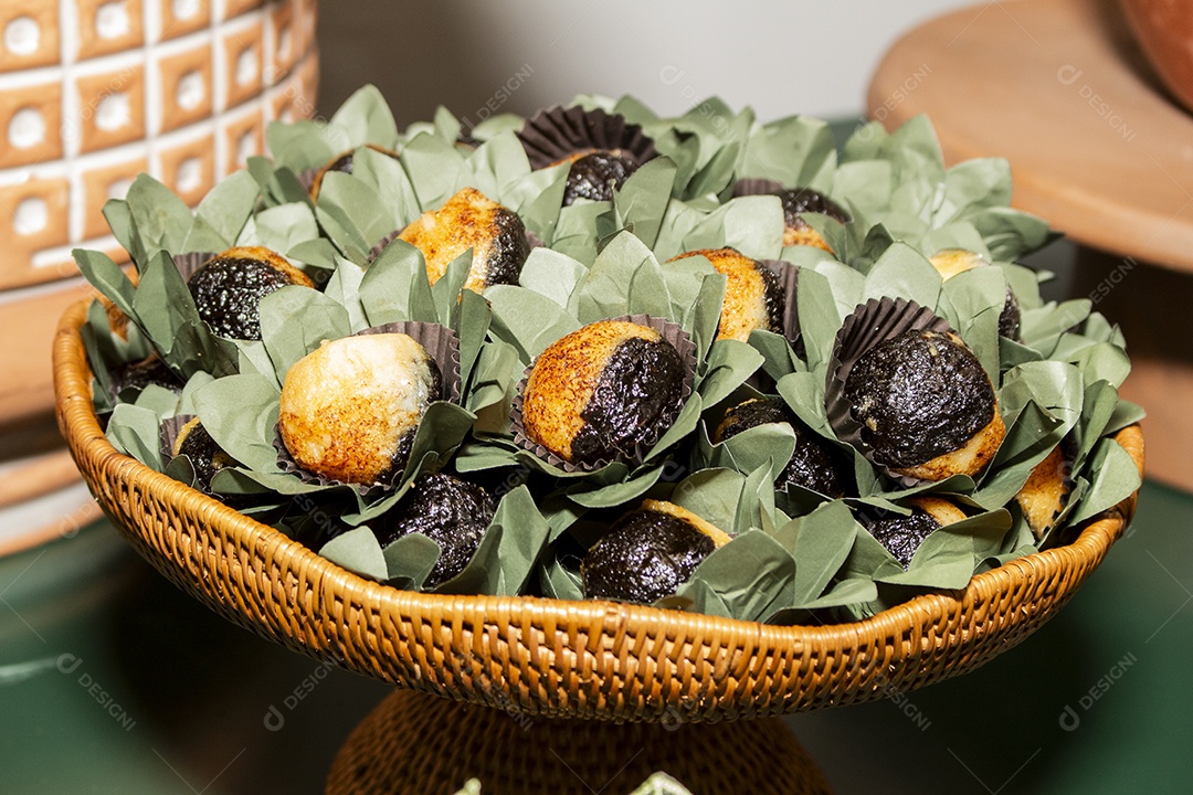 Alimentos saborosos em uma mesa de uma festa