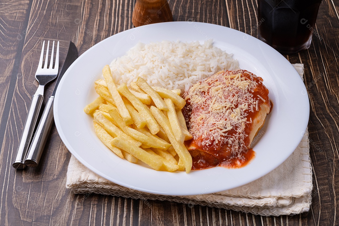 A imagem mostra um prato de Bife à Parmegiana