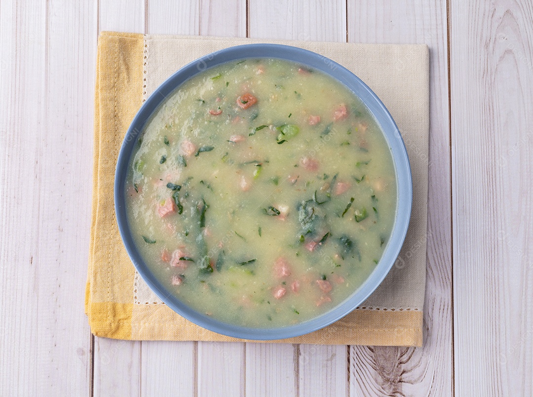 Sopa de Caldo Verde em uma mesa