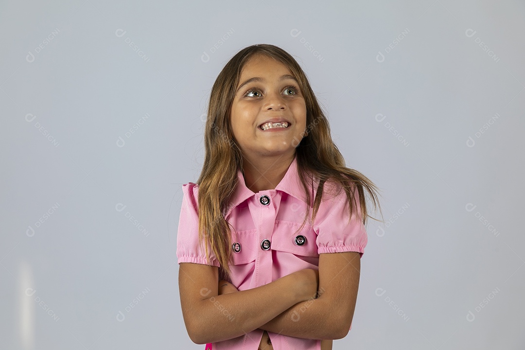 Linda garotinha sorridente fundo isolado branco