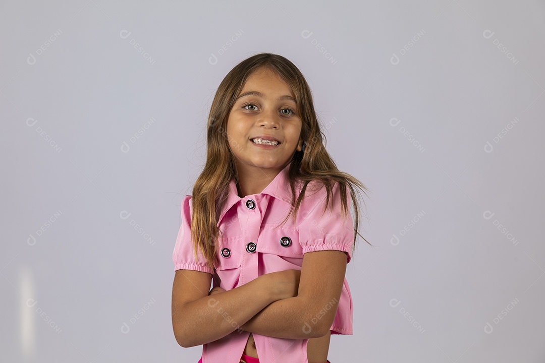 Linda garotinha sorridente fundo isolado branco