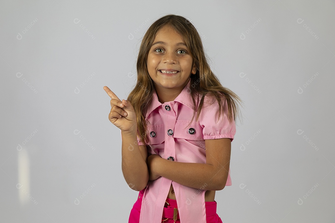 Linda garotinha sorridente fundo isolado branco