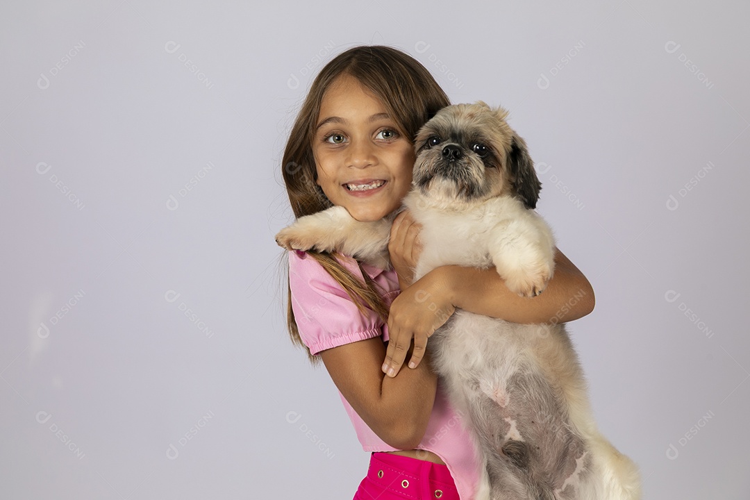 Linda garotinha brincando com seu fofinho cachorro fundo isolado branco