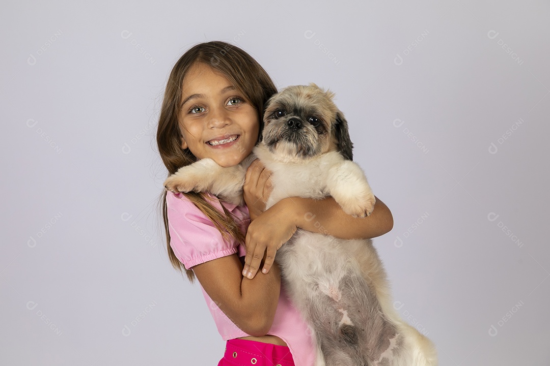 Linda garotinha brincando com seu fofinho cachorro fundo isolado branco