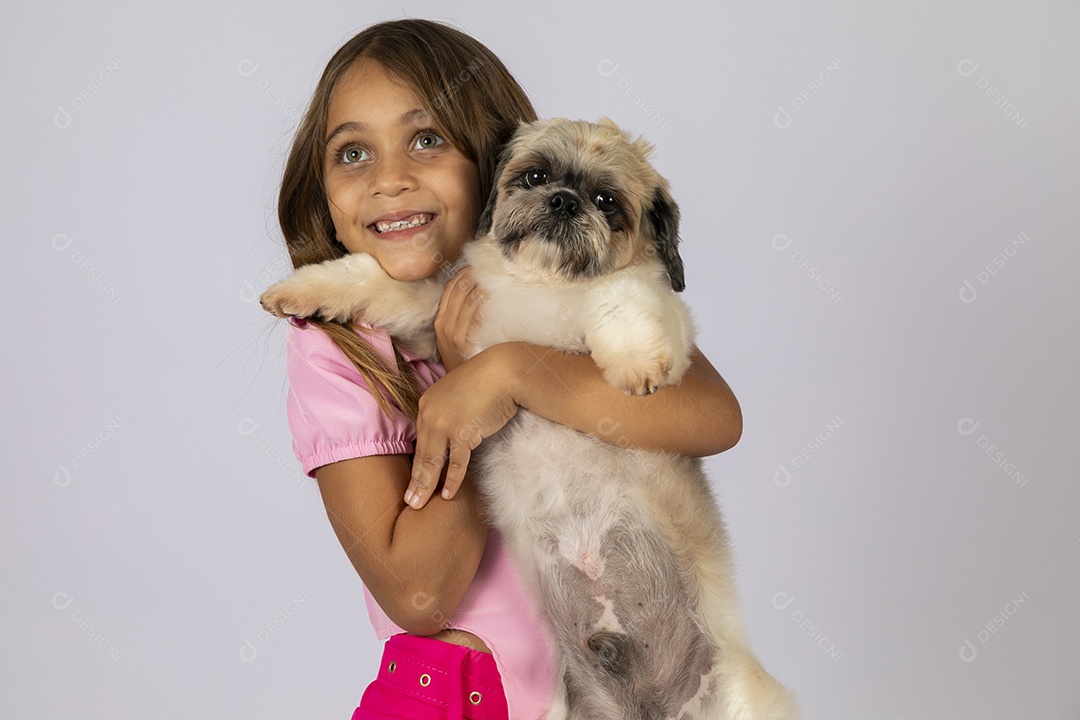 Linda garotinha brincando com seu fofinho cachorro fundo isolado branco
