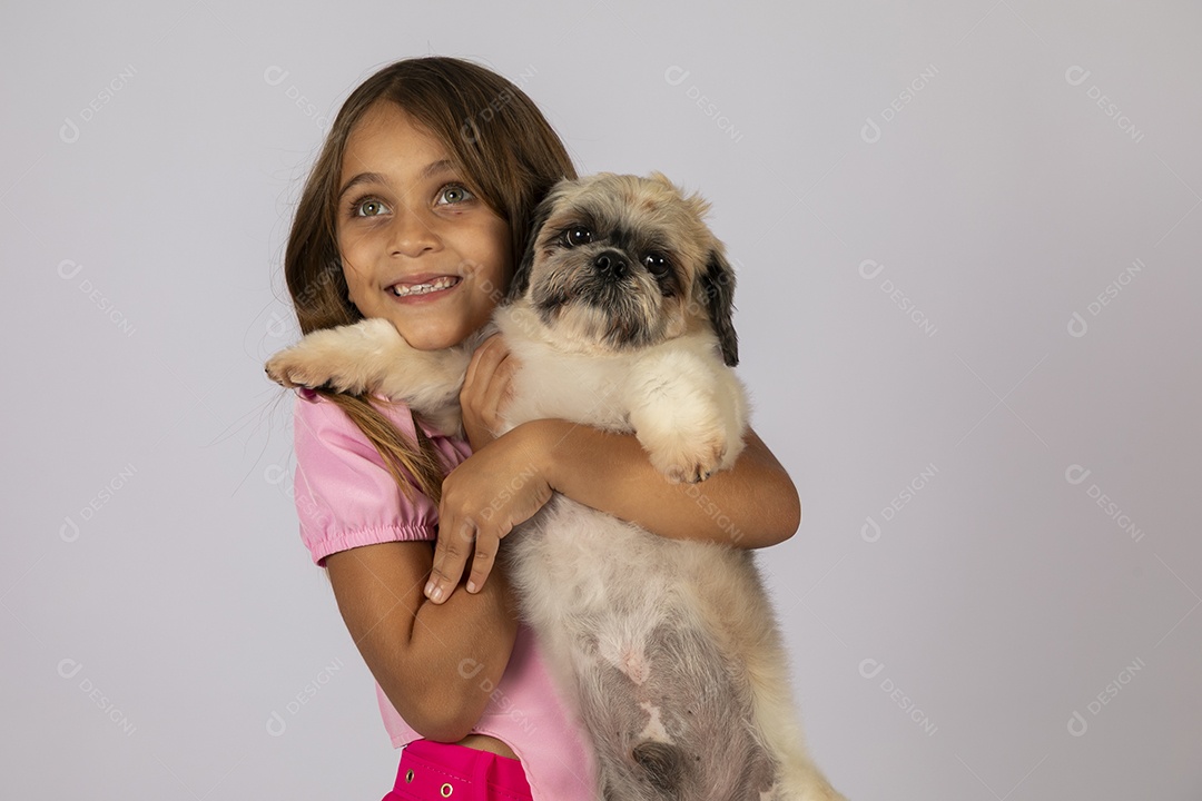 Linda garotinha brincando com seu fofinho cachorro fundo isolado branco