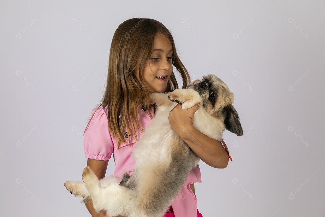 Linda garotinha brincando com seu fofinho cachorro fundo isolado branco