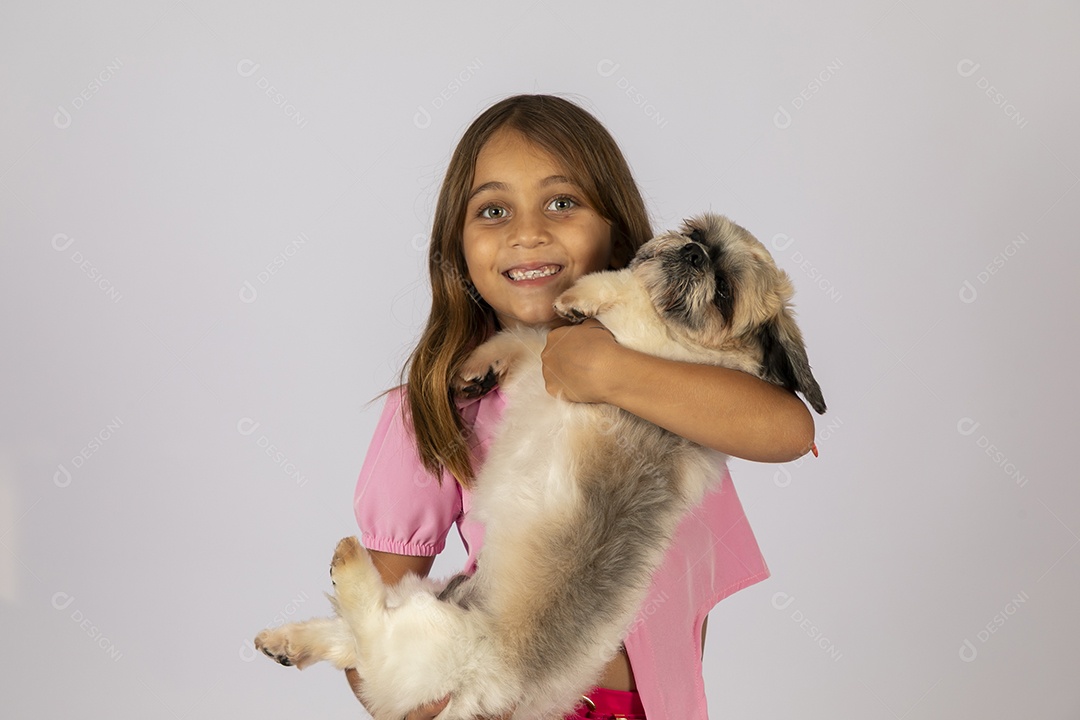 Linda garotinha brincando com seu fofinho cachorro fundo isolado branco