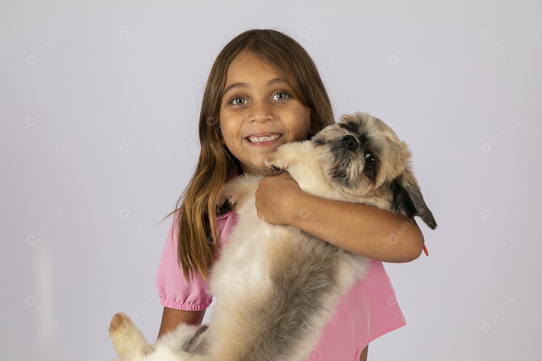 Linda garotinha brincando com seu fofinho cachorro fundo isolado branco