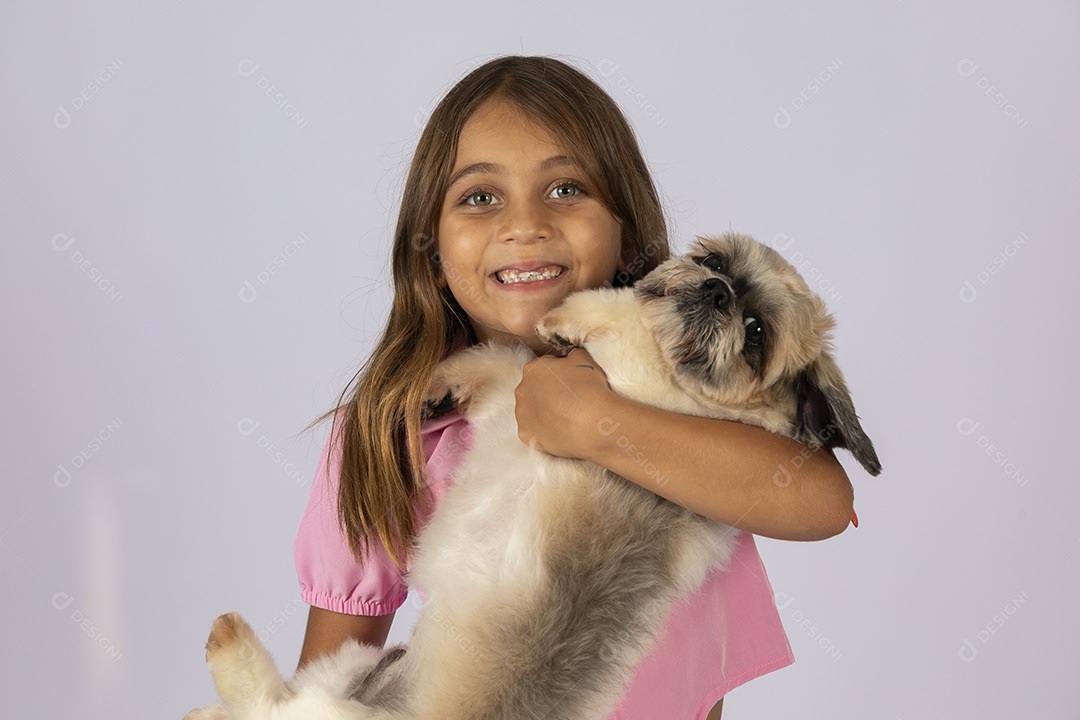 Linda garotinha brincando com seu fofinho cachorro fundo isolado branco