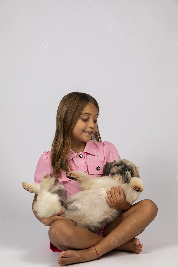 Linda garotinha brincando com seu fofinho cachorro fundo isolado branco