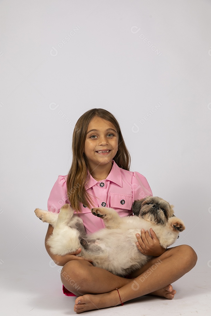 Linda garotinha brincando com seu fofinho cachorro fundo isolado branco