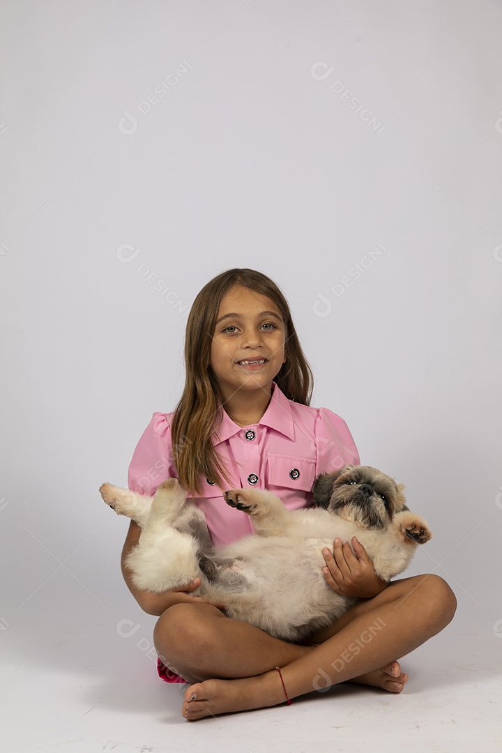 Linda garotinha brincando com seu fofinho cachorro fundo isolado branco