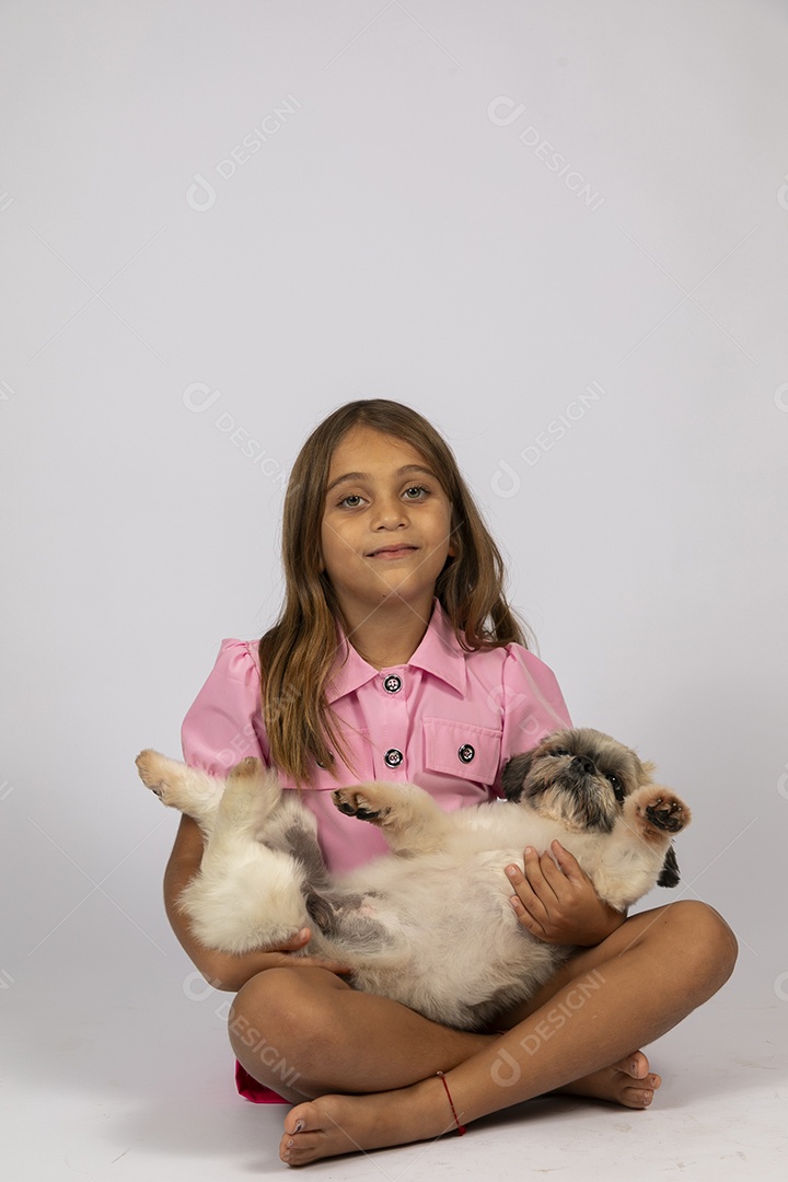 Linda garotinha brincando com seu fofinho cachorro fundo isolado branco