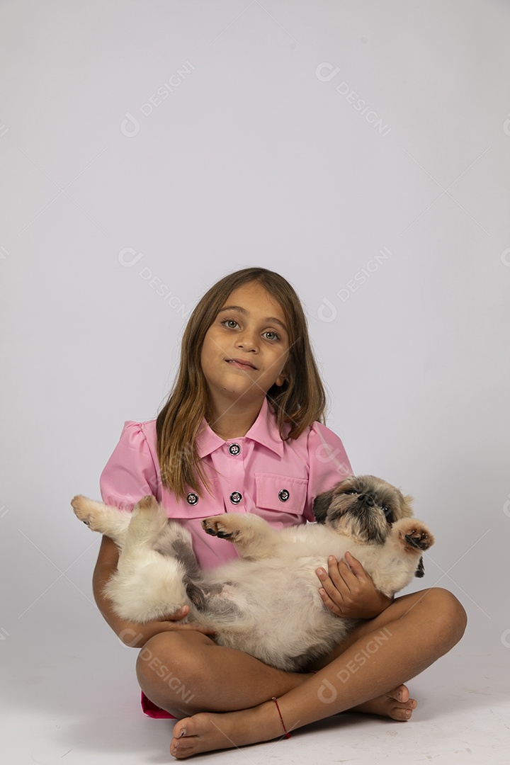 Linda garotinha brincando com seu fofinho cachorro fundo isolado branco