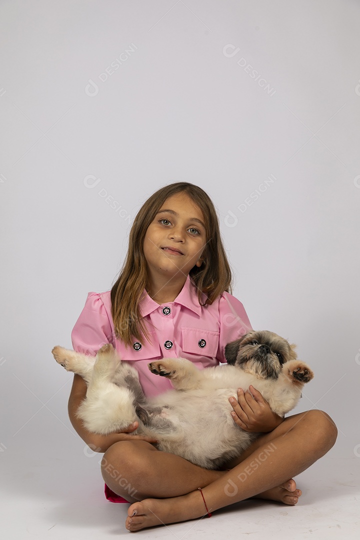 Linda garotinha brincando com seu fofinho cachorro fundo isolado branco