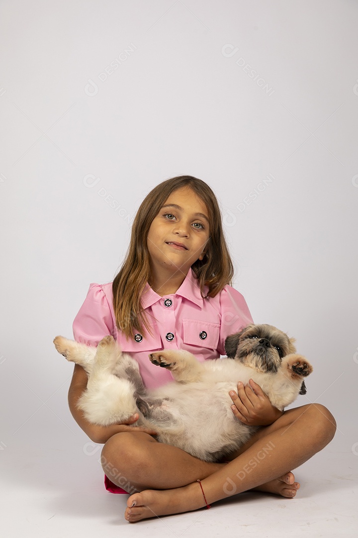 Linda garotinha brincando com seu fofinho cachorro fundo isolado branco