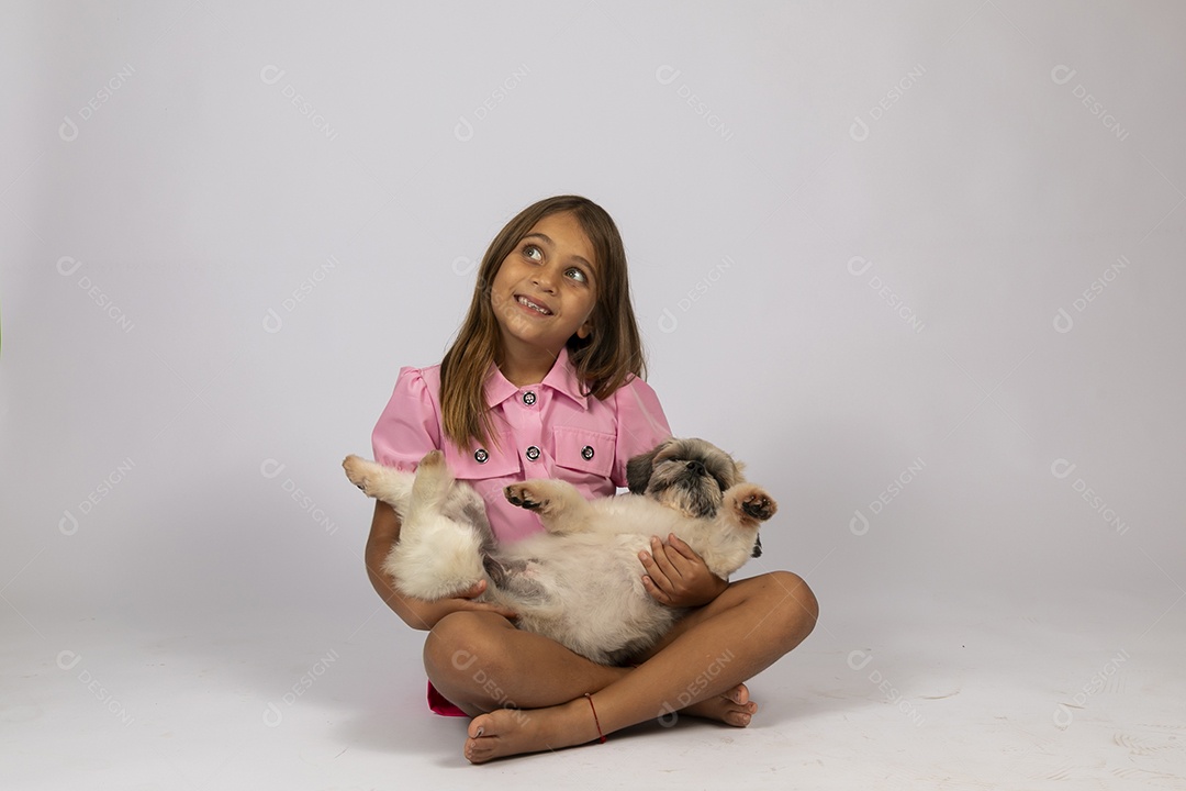 Linda garotinha brincando com seu fofinho cachorro fundo isolado branco