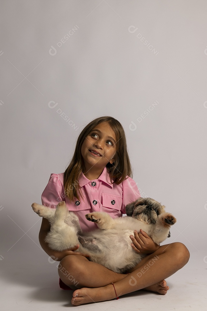 Linda garotinha brincando com seu fofinho cachorro fundo isolado branco
