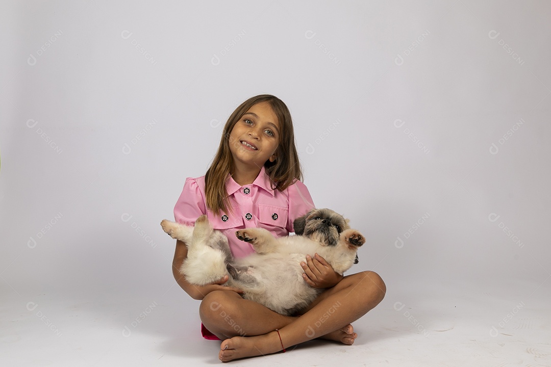 Linda garotinha brincando com seu fofinho cachorro fundo isolado branco