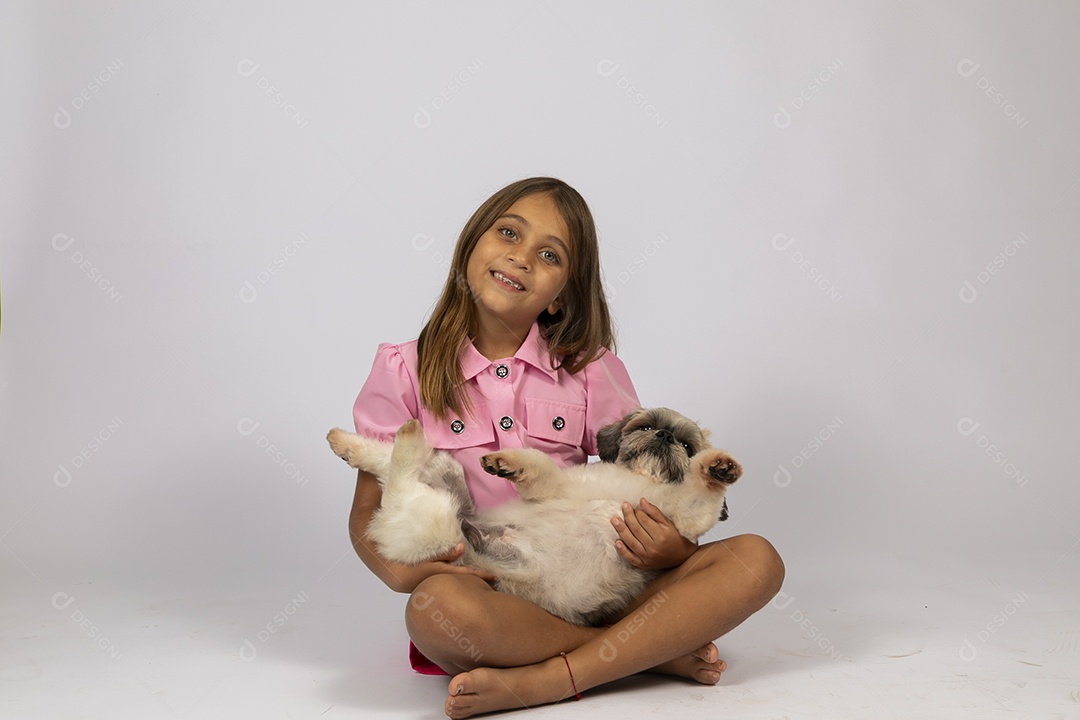 Linda garotinha brincando com seu fofinho cachorro fundo isolado branco