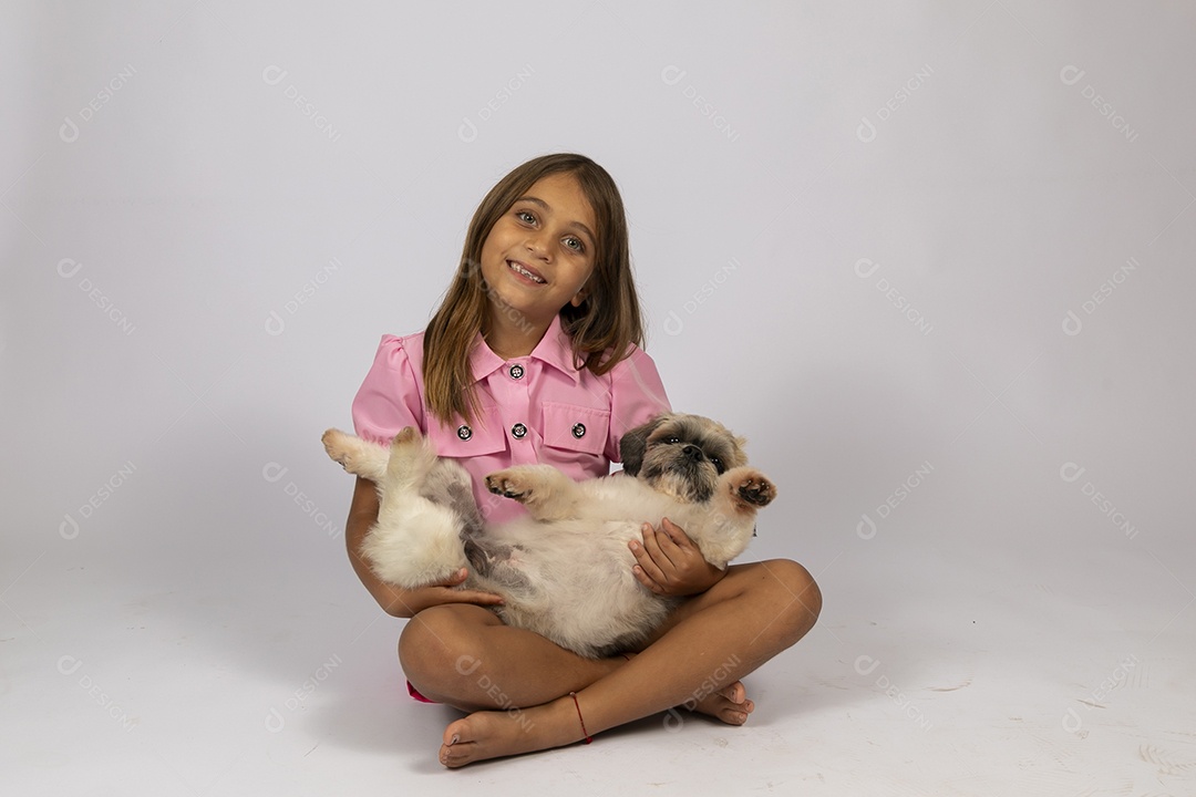 Linda garotinha brincando com seu fofinho cachorro fundo isolado branco