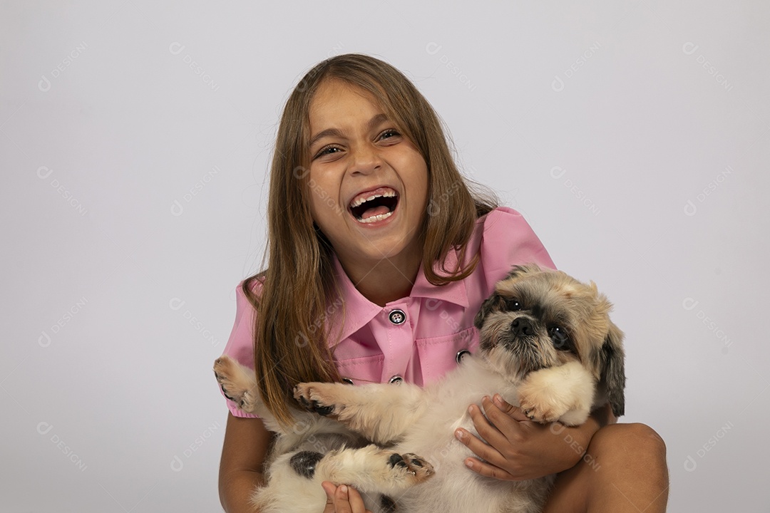 Linda garotinha brincando com seu fofinho cachorro fundo isolado branco