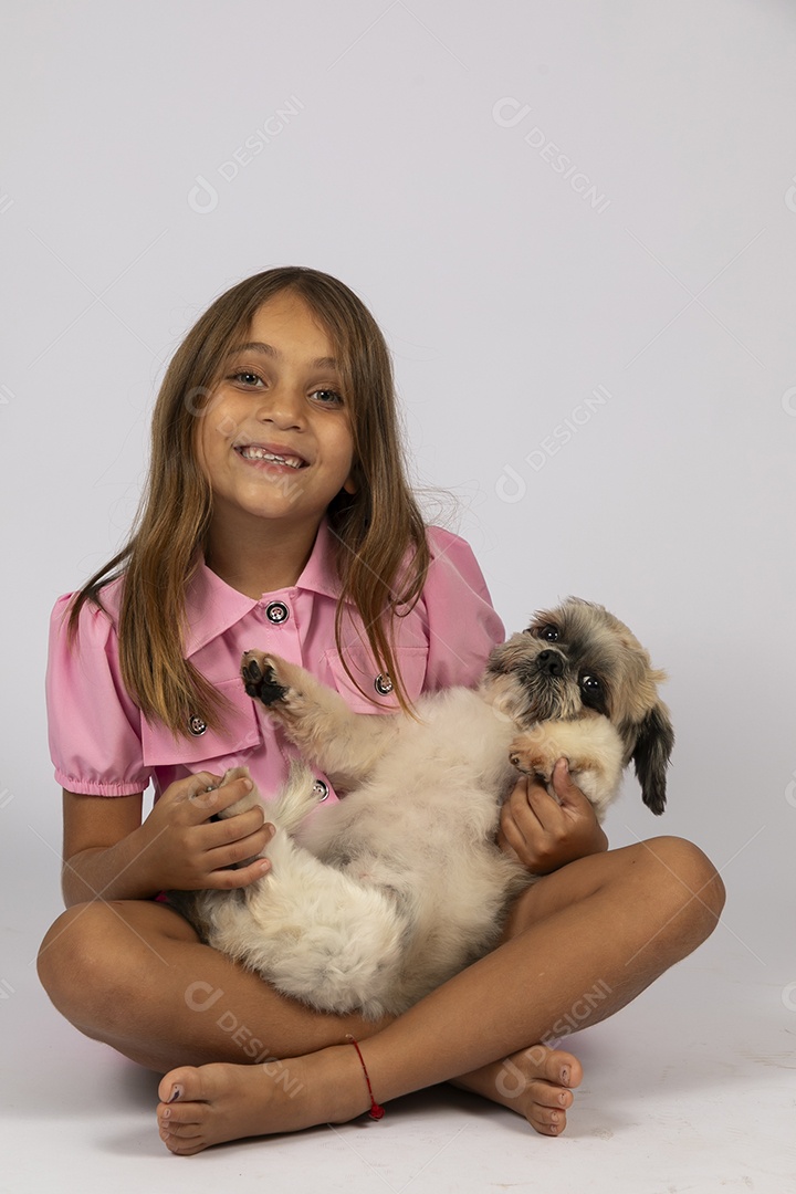 Linda garotinha brincando com seu fofinho cachorro fundo isolado branco