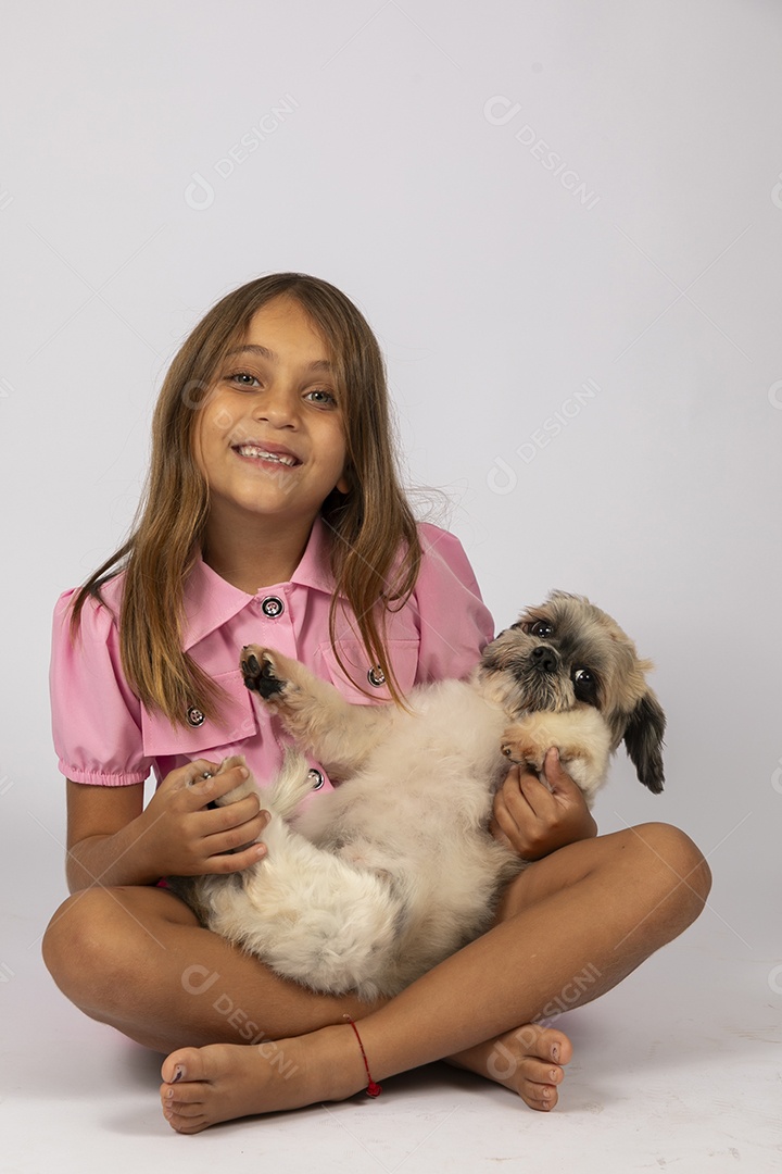 Linda garotinha brincando com seu fofinho cachorro fundo isolado branco