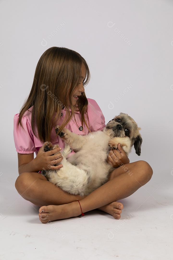 Linda garotinha brincando com seu fofinho cachorro fundo isolado branco