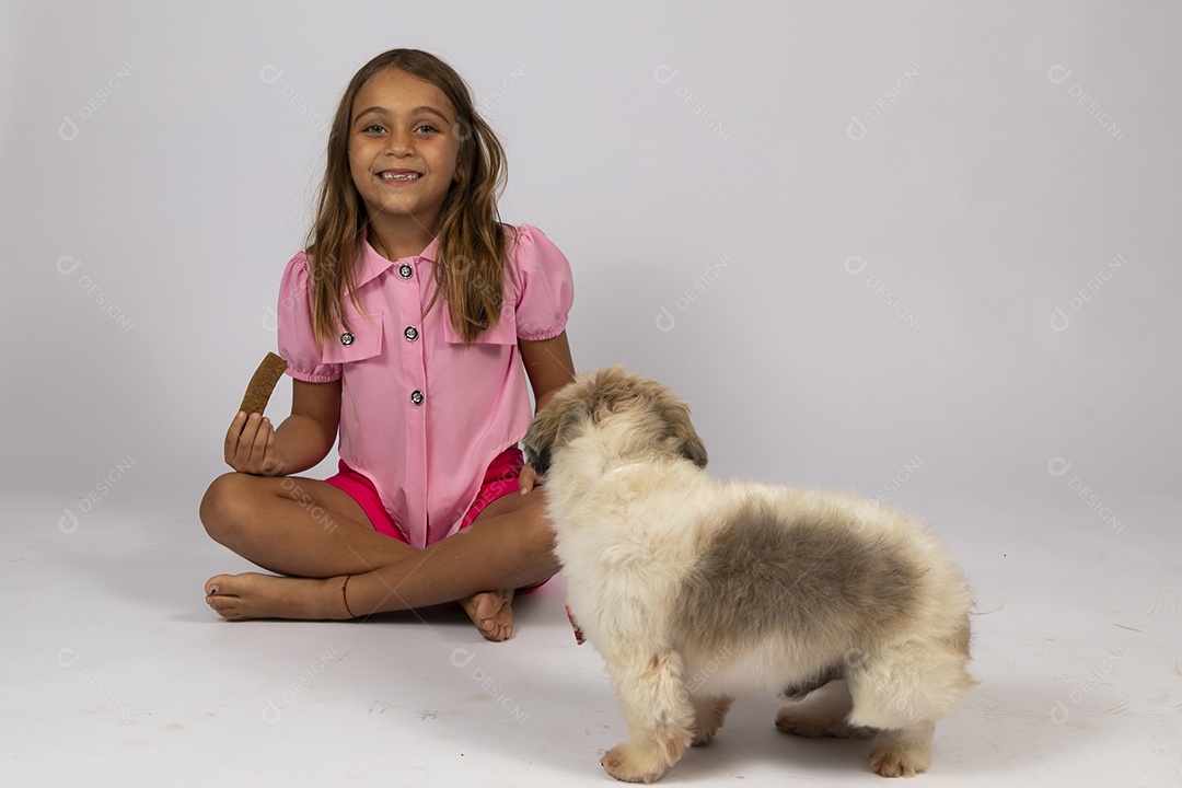 Linda garotinha brincando com seu fofinho cachorro fundo isolado branco