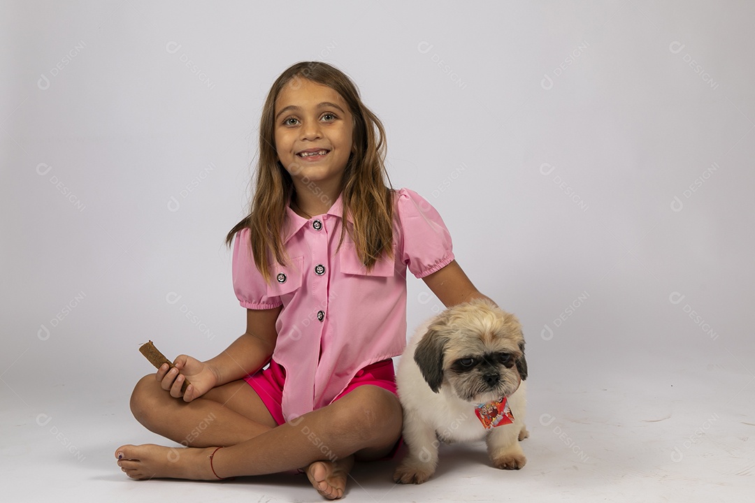 Linda garotinha brincando com seu fofinho cachorro fundo isolado branco