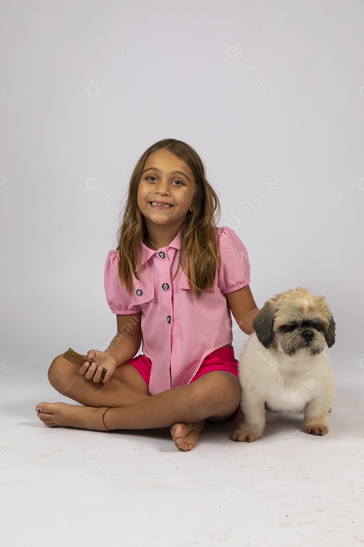 Linda garotinha brincando com seu fofinho cachorro fundo isolado branco