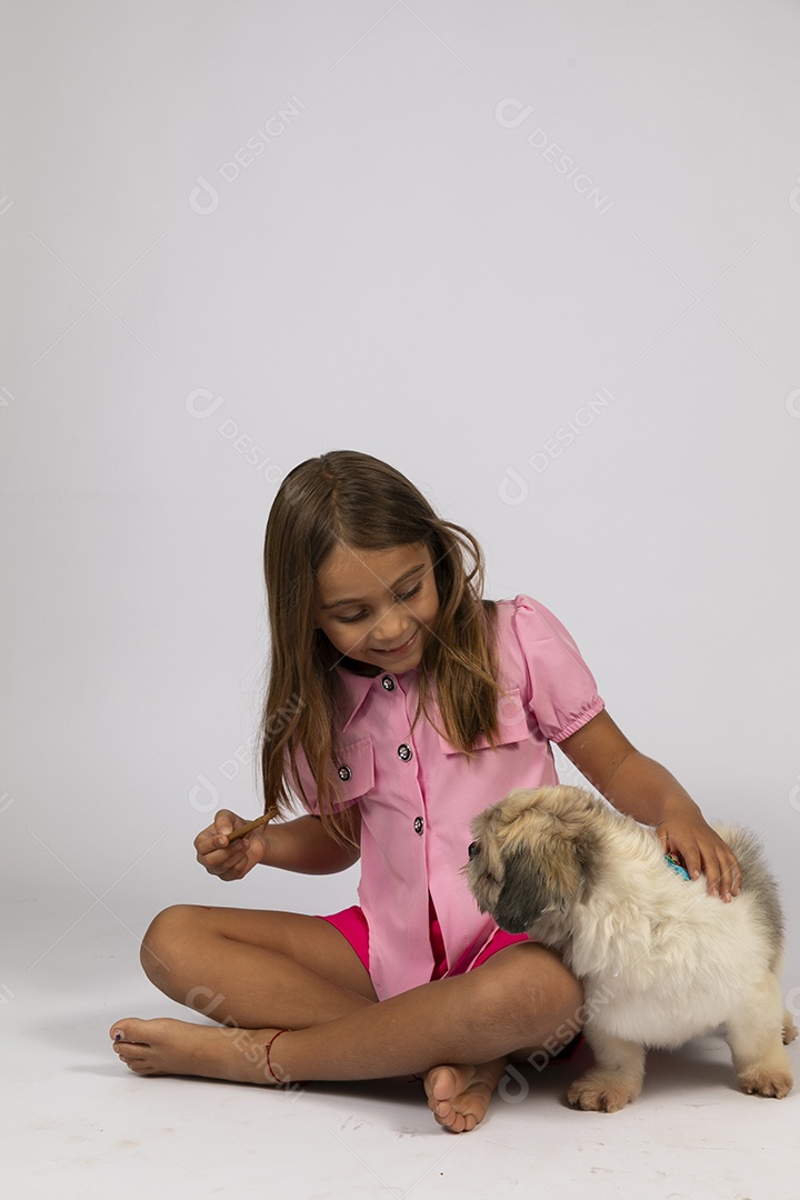 Linda garotinha brincando com seu fofinho cachorro fundo isolado branco