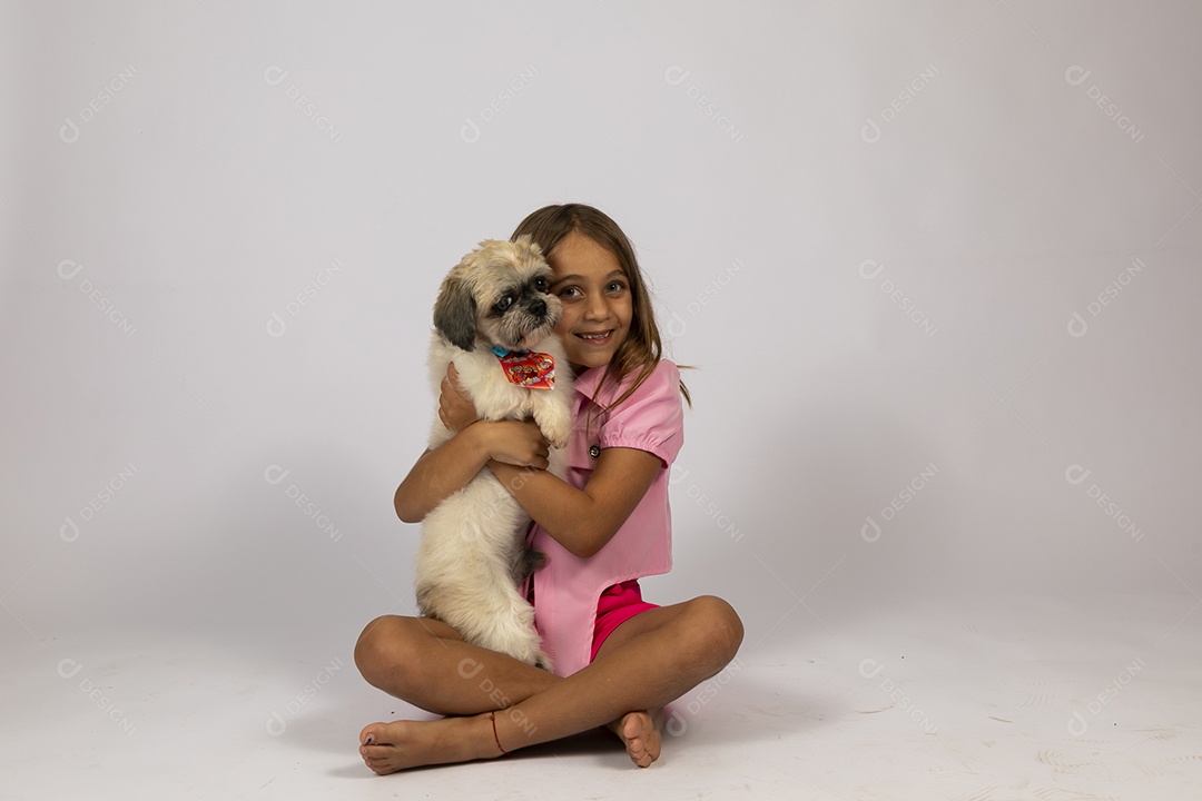 Linda garotinha brincando com seu fofinho cachorro fundo isolado branco
