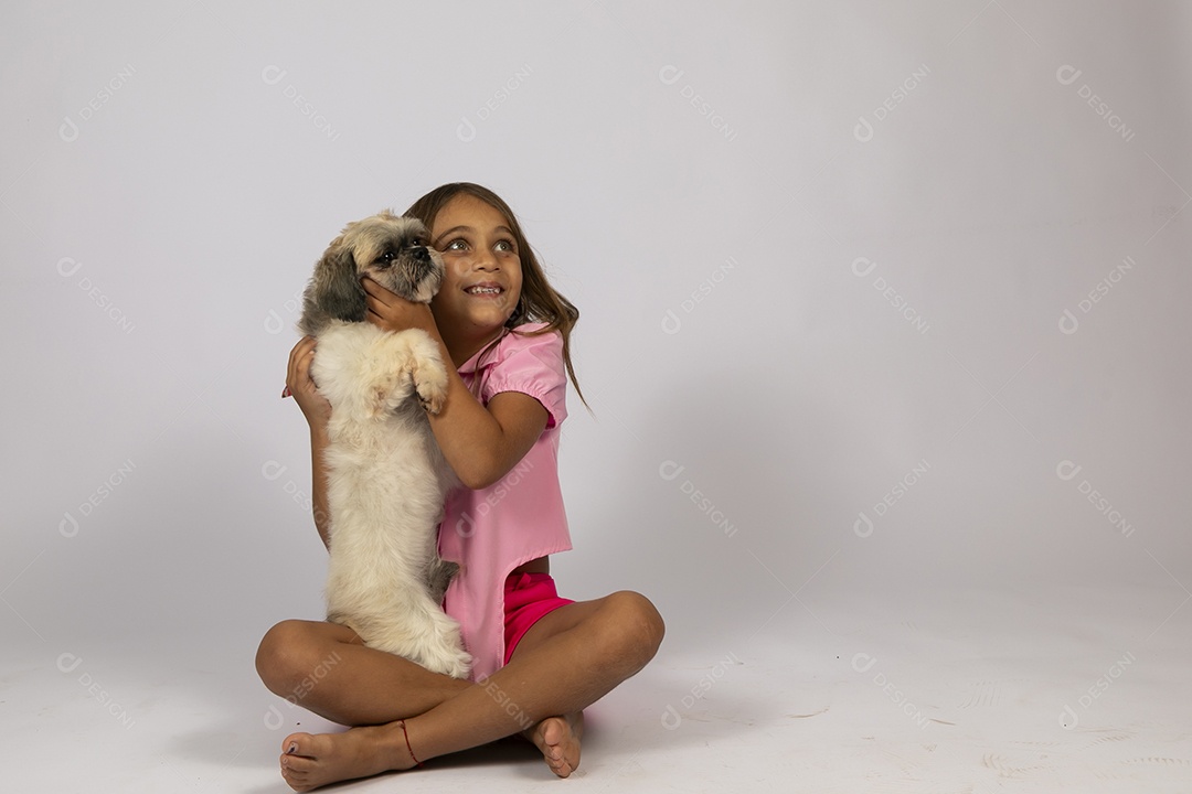 Linda garotinha brincando com seu fofinho cachorro fundo isolado branco